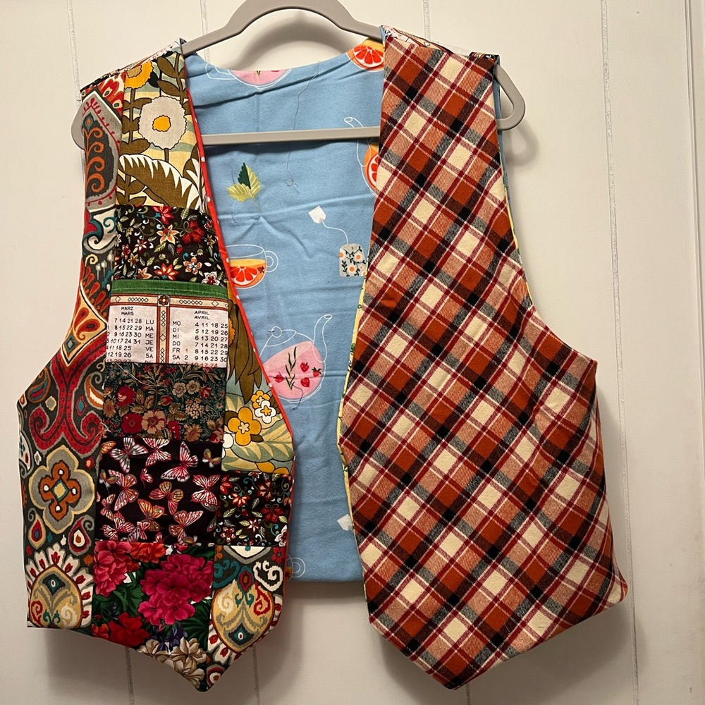 1983 calendar  Reversible Vest with Plaid and Floral Patterns large XL